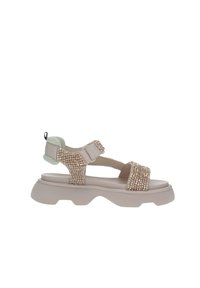 Las sandalias de plataforma beige cuentan con una suela gruesa, tiras texturizadas decoradas con cristales y una correa en el tobillo segura con un respaldo acolchado.