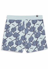 Shorts de estampado floral azul fabricados en una tela suave con cintura elástica. Presentan flores estilizadas en un tono azul marino oscuro y detalles del logo de Puma.