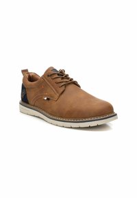 Zapato de cuero marrón con cordones, superficie texturizada, acentos en un azul marino contrastante y suela de goma clara con un patrón de tracción.