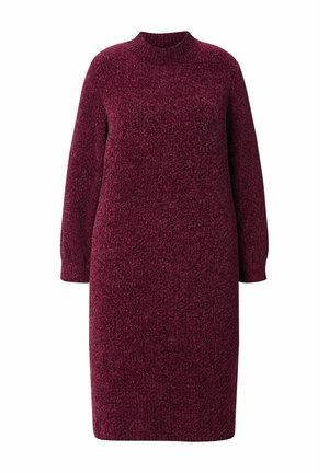 Vestido de punto burdeos con cuello redondo, mangas largas y corte relajado. Presenta una superficie texturizada y un diseño a la altura de la rodilla.