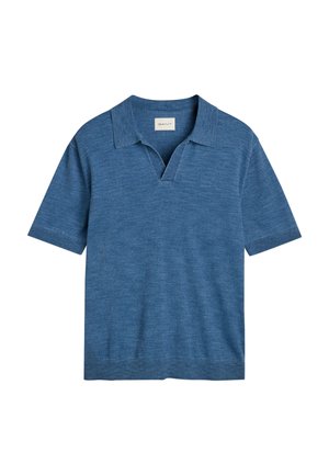 Polo a maniche corte in tessuto di maglia azzurro chiaro, con colletto ampio e orlo a coste. Sottile logo del brand sul petto.
