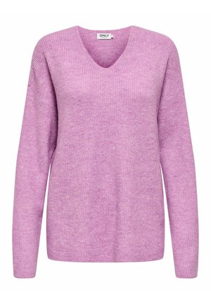 Mīksts, ribots džempera džemperis ar viegli violetu nokrāsu, ar gariem piedurknēm un V-veida izgriezumu, uz balta fona.