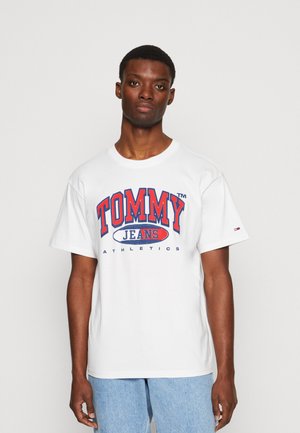 Weißes Baumwoll-T-Shirt mit einem auffälligen roten und blauen "TOMMY JEANS ATHLETICS" Grafik auf der Vorderseite. Standard Rundhalsausschnitt und kurze Ärmel.