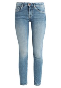 Jeans de denim azul claro con un corte ajustado, que cuentan con cuatro bolsillos, cierre frontal de botón y un ligero desgaste en la superficie.