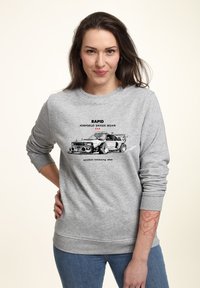 Felpa grigia in cotone con una grafica di una macchina da corsa e il testo "RAPID AIRFIELD TRACK STAR", su uno sfondo semplice.