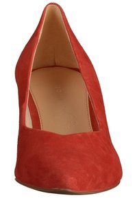 Escarpin rouge en daim à talon haut avec un bout pointu, doublure intérieure lisse et un logo subtil embossé sur la semelle intérieure.