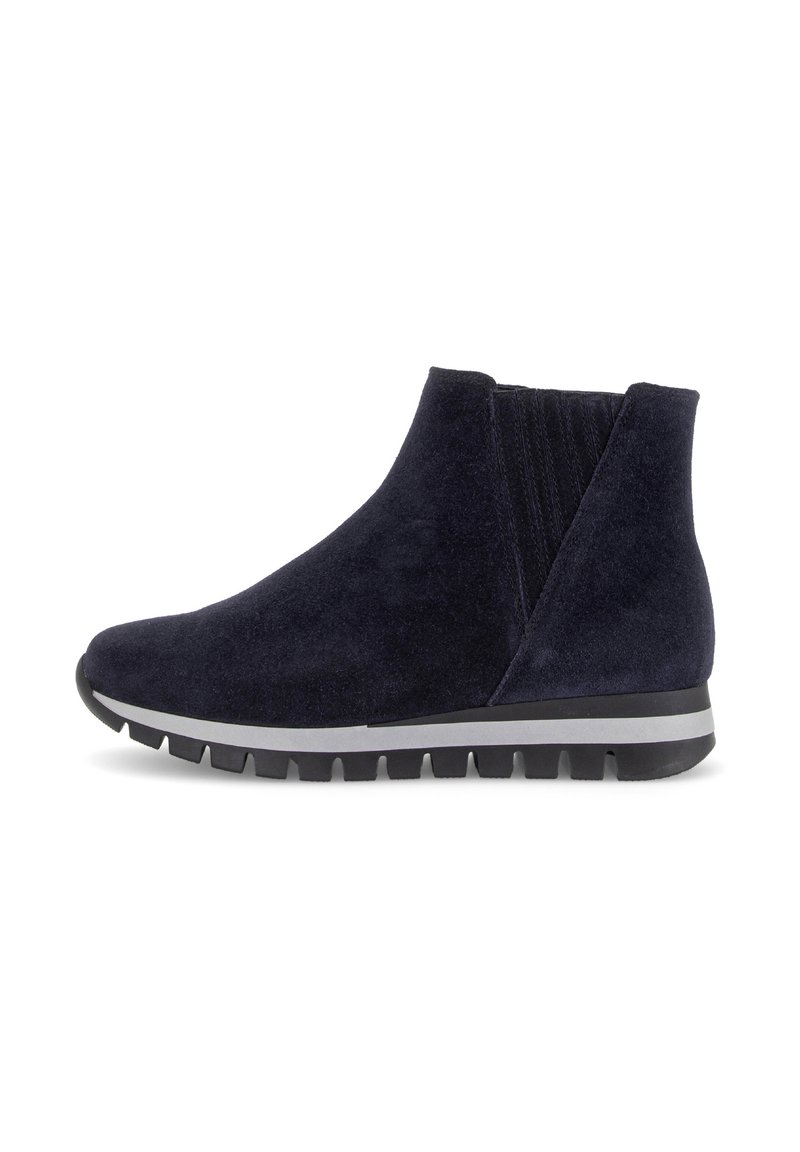 Bottines en suède bleu marine avec semelle en caoutchouc noir et gris striée et panneau latéral élastique pour un enfilage facile.