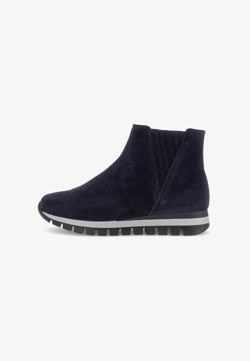 Bottines en suède bleu marine avec semelle en caoutchouc noir et gris striée et panneau latéral élastique pour un enfilage facile.