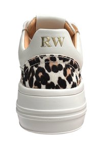 Witte sneaker met een achterkant in luipaardprint, gemarkeerd met "RW" in goud. Heeft een dikke zool en een gladde leren textuur.