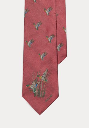 Rote Krawatte mit bestickten fliegenden Stockenten und Schilf, mit einem detaillierten naturnahen Design.