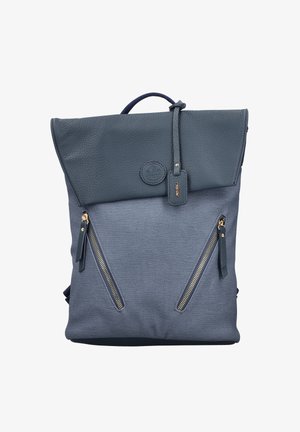 Blauer Rucksack mit strukturiertem Klappdeckel, zwei diagonalen Frontreißverschlusstaschen und einem oberen Griff mit Anhänger.