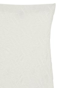 Housse de coussin décorative blanche texturée avec un motif de vagues subtil. Fabriquée en tissu doux, les bords sont soigneusement finis.