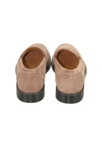 Braune Wildleder-Slipper mit abgerundetem Absatz und schwarzer Gummisohle. Leichte Steppnaht entlang der Kanten. Glattes Innenfutter.