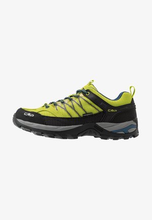 Zapato de senderismo impermeable de corte bajo en verde y negro con suela resistente, cordones azules y marca CMP en el lateral y la puntera.
