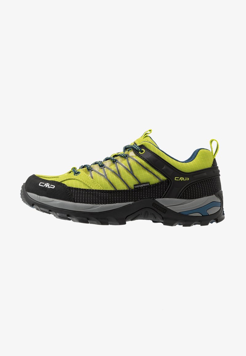 Chaussure de randonnée imperméable basse verte et noire avec semelle robuste, lacets bleus et logo CMP sur le côté et le bout.