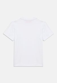 Λευκός κοντομάνικος μπλουζάκι με κλασικό γιακά, λεία υφή και καθαρό σχέδιο χωρίς σχέδια ή ορατά λογότυπα.