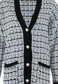 Schwarz-weiß gemusterter Cardigan mit V-Ausschnitt, gerippten Kanten und vier goldenen Knöpfen. Verfügt über zwei Vorderentaschen. Texturiertes Strickmaterial.
