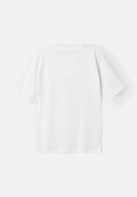 Camiseta blanca de manga corta, con cuello redondo, hecha de tela de algodón suave, que presenta un corte relajado y costuras estándar sin adornos.