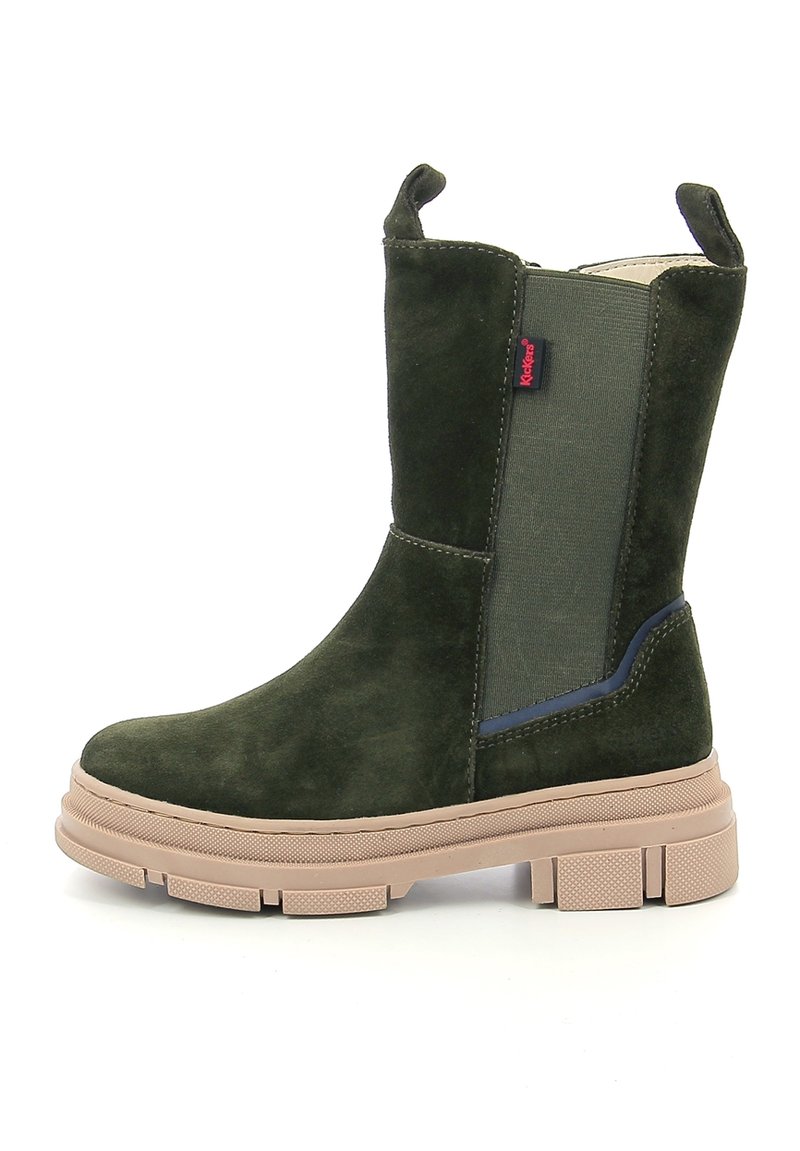 Botín de ante verde con paneles laterales elásticos, que presenta una suela gruesa beige y una pequeña etiqueta de logo en el lateral. Diseño limpio y moderno.