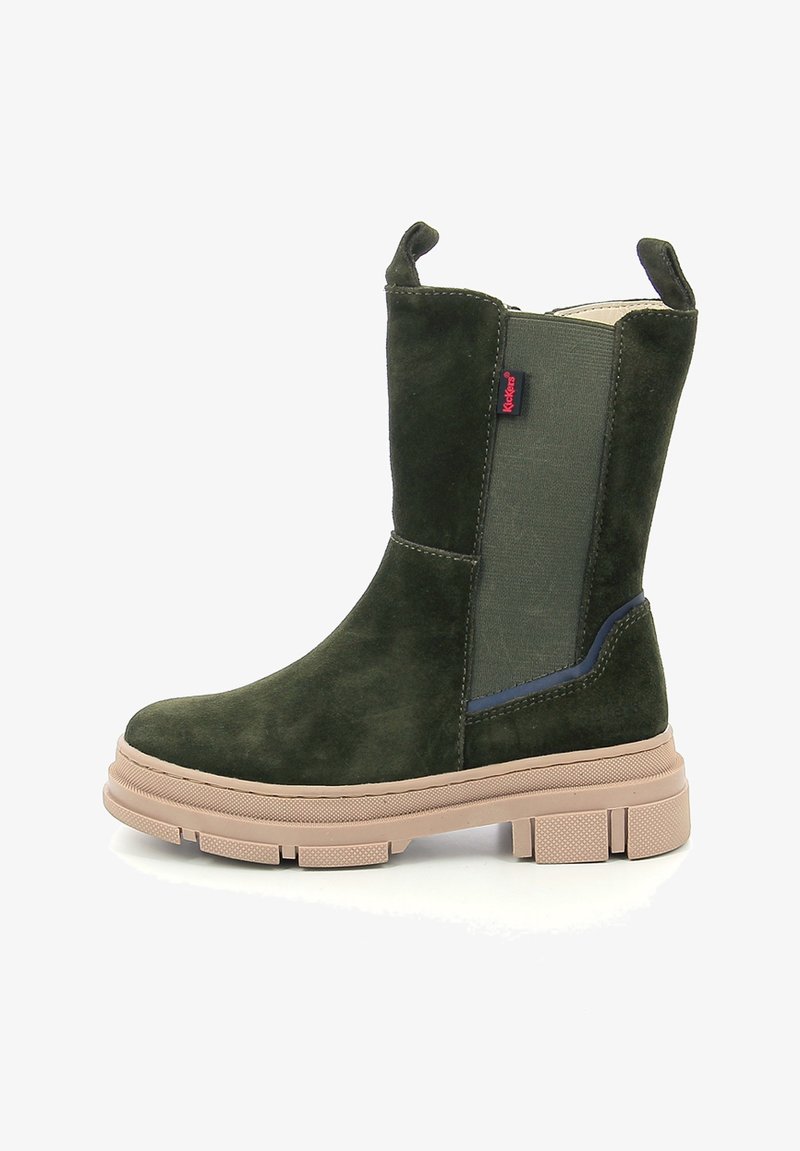 Botín de ante verde con paneles laterales elásticos, que presenta una suela gruesa beige y una pequeña etiqueta de logo en el lateral. Diseño limpio y moderno.