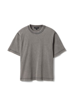 Schlichtes graues T-Shirt mit kurzen Ärmeln und Rundhalsausschnitt, sichtbaren Nähten und einem kleinen schwarzen Nackenetikett vor weißem Hintergrund.