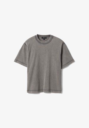 Schlichtes graues T-Shirt mit kurzen Ärmeln und Rundhalsausschnitt, sichtbaren Nähten und einem kleinen schwarzen Nackenetikett vor weißem Hintergrund.