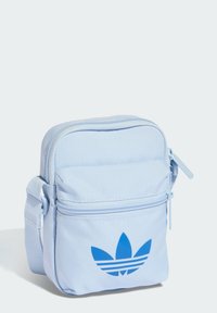 Borsa a tracolla in tessuto azzurro chiaro con una tasca frontale con cerniera, caratterizzata da un logo blu e dettagli a strisce bianche. Superficie esterna con texture.