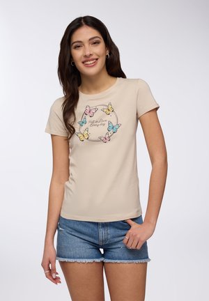 T-shirt beige chiaro con una stampa circolare di farfalle nei colori rosa, giallo e blu. Maniche corte e scollo rotondo.