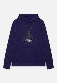 Námorně modrá mikina s kapucí a klokanní kapsou. Černé logo Jumpman a bílé text "Flight" potištěné na přední straně. Měkká látka, ležérní design.