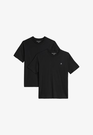 Dwie czarne koszulki z krótkim rękawem i okrągłym dekoltem, jedna gładka, a druga z małym białym logo „M O P” na piersi, rozłożone na płasko na białym tle.