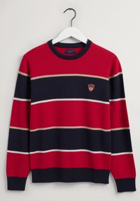 Gestreifter Pullover in Rot und Marineblau mit Rundhalsausschnitt, gerippten Bündchen und Saum, ausgestattet mit einem kleinen Wappen-Logo auf der Brust, aus Strickstoff gefertigt.