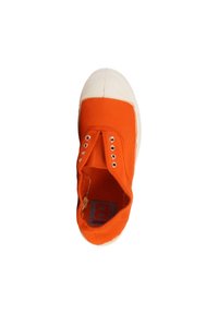Bottines en toile orange avec un bout rond, des accents cousus, une semelle en caoutchouc blanche et des œillets métalliques pour les lacets. Design et texture simples.
