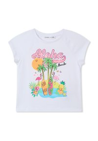T-shirt bianco a maniche corte con la scritta "Aloha Beach" e grafiche colorate di palme, fenicotteri, tavole da surf e fiori tropicali.