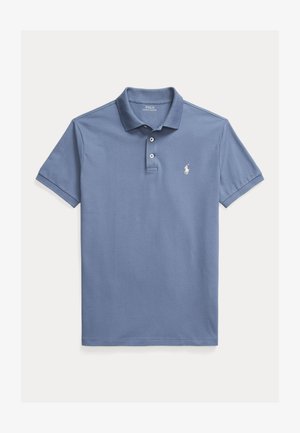 Mėlynas trumpomis rankovėmis polo marškinėliai su dviem baltais mygtukais ir baltu siuvinėtu arklių logotipu kairėje krūtinės pusėje.