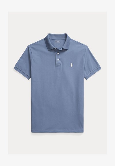 Polo bleu à manches courtes avec deux boutons blancs et logo cheval blanc brodé sur le côté gauche de la poitrine.