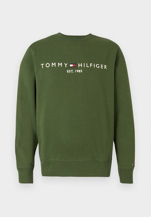 Olivgrüner Pullover mit Rundhalsausschnitt, gerippten Bündchen und besticktem "TOMMY HILFIGER EST. 1985" Logo auf der Vorderseite.