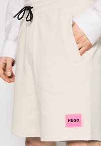 HUGO DIZ - Pantaloni de trening - open white