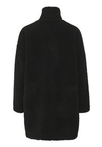 Czarna kurtka z polaru z wysokim kołnierzem, o oversize'owym kroju, z teksturowaną powierzchnią i długimi rękawami, charakteryzująca się czystym, minimalistycznym wzornictwem.