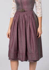 Burgunder- und graumusterndes Kleid mit tailliertem Oberteil, plissiertem Rock, Spitzenärmeln und dekorativen metallic Akzenten an der Taille.