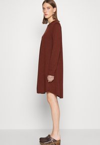 Repeat DRESS MERINO - Vestido de malha - terra