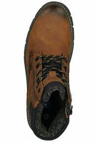 Bota de cuero marrón con cordones negros, forro de lana texturizada y suela de goma. Presenta un acabado suave y detalles de costura delineados.