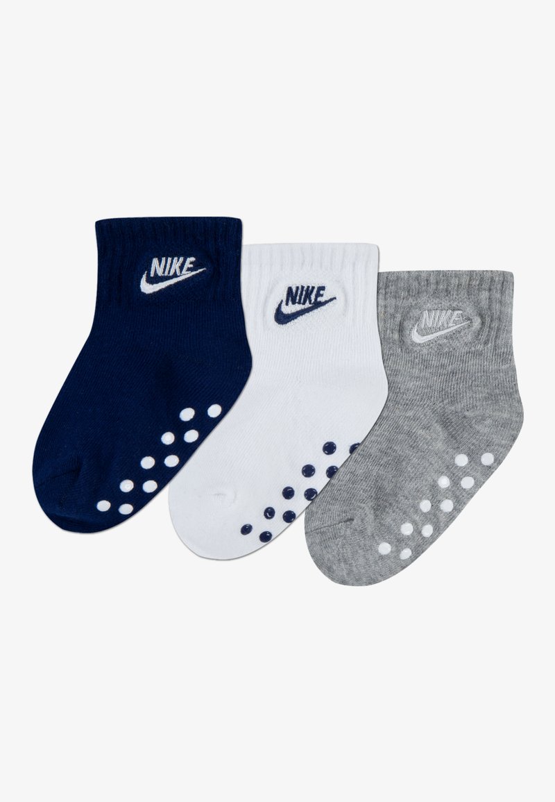 Drei Paar kurze Socken: navyblau, weiß und grau. Jede hat einen gerippten Rand und kleine Silikonpunkte an der Sohle für besseren Halt. Nike-Logo sichtbar.