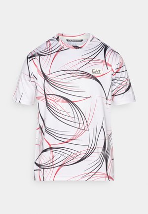 Witte T-shirt met korte mouwen met wervelende zwarte en rode abstracte patronen, met een klein EA7-logo op het linkerborstgebied.