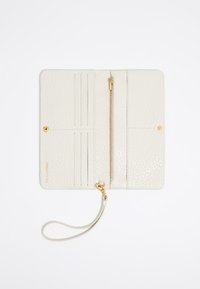 Witte leren portemonnee met een gestructureerd oppervlak, zes kaartsleuven, een ritsvak en een polsband. Accenten van gouden hardware aanwezig.