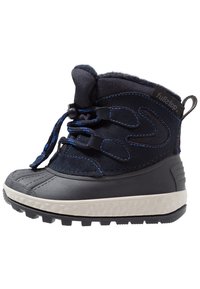 Bota de invierno azul oscuro con suela de goma, parte superior de ante y material sintético, puño acolchado y suela exterior texturizada. Cuenta con cordones elásticos y costuras azules.