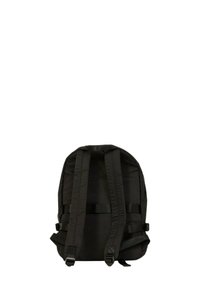 Zaino nero in nylon con spallacci imbottiti, forma rettangolare, texture liscia e spallacci regolabili. Senza loghi o motivi visibili.