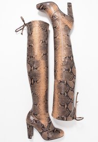 Paire de bottes pour femme montantes jusqu'au genou, à talons épais, avec un motif peau de serpent marron-noir, dotées de fermetures éclair et de lacets en haut à l'arrière.