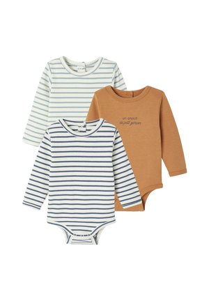 Drei Langarm-Bodysuits: einer gestreift in Blau und Weiß, einer hellblau gestreift und einer in Braun mit gesticktem Text.