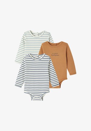 Drei Langarm-Bodysuits: einer gestreift in Blau und Weiß, einer hellblau gestreift und einer in Braun mit gesticktem Text.