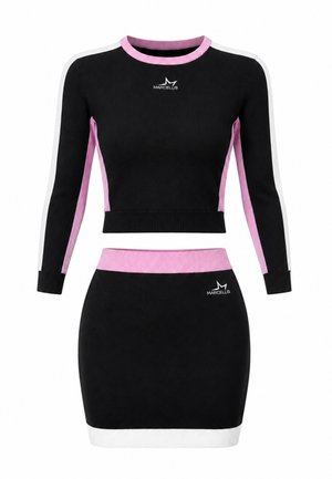 Set composto da crop top nero a maniche lunghe e gonna abbinata con strisce laterali rosa e bianche e orli a coste, con piccolo logo bianco su petto e gonna.
